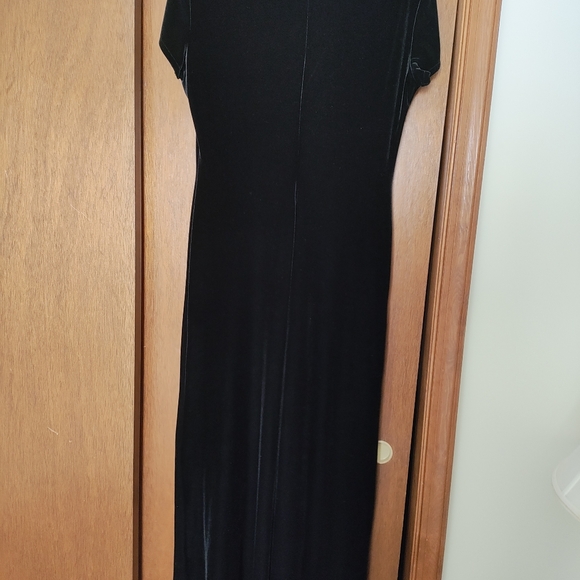 Long black velvet beaded gown with cap sleeves - Picture 4 of 6